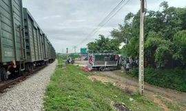 Tàu hỏa húc văng xe tải chở bình gas, 2 người bị thương nặng