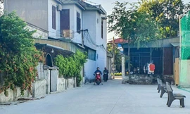 Khối trưởng dán thông báo 'không có thẻ đi vào đường phải nộp 3 triệu đồng'