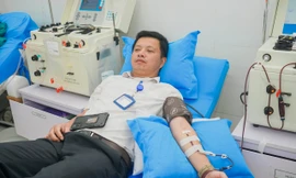 Cán bộ y tế hiến máu cứu sản phụ giảm tiểu cầu vô căn