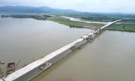 Hợp long cầu vượt sông hơn 1.300 tỷ đồng dài nhất cao tốc Bắc - Nam