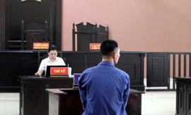 Nước mắt của người mẹ có đứa con trai trượt dài trên con đường 'cơm tù, áo số'