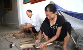 Vợ chồng già giữ lửa nghề quạt giấy thủ công hàng trăm năm ở xứ Nghệ 