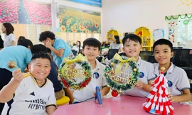 Giáo viên, học sinh làm vòng nguyệt quế Giáng sinh tặng các bạn nhỏ hoàn cảnh khó khăn 