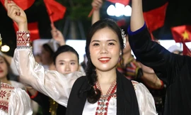 Hơn 1.000 nghệ sĩ biểu diễn 'Quê hương mùa sen nở' trên phố đi bộ Vinh