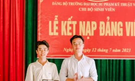 Hai chiến sĩ tình nguyện Mùa hè xanh được kết nạp Đảng