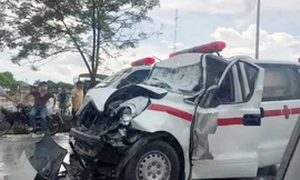 Xe cứu thương tông đuôi xe tải ở Nghệ An, nhiều người thương vong