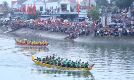 Vạn người cổ vũ màn đua thuyền nghẹt thở trên sông xứ Nghệ