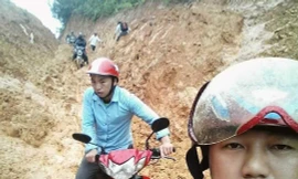 Hình ảnh xúc động: Giáo viên lội bùn đất, băng qua điểm sạt lở đến trường