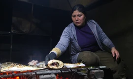 Phụ nữ làng biển mướt mồ hôi với nghề 'lấm lem than khói' ngày mưa rét