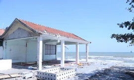 Tháo dỡ loạt ki ốt chắn lối xuống bãi tắm biển Cửa Lò