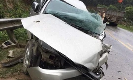 Ô tô va chạm với xe đầu kéo, thai phụ và chồng con thoát chết trong gang tấc