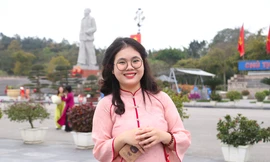 Thướt tha áo dài check-in tại Quảng trường Hồ Chí Minh