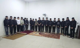 Hàng chục đối tượng mang súng, kiếm rượt đuổi trên phố