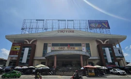 Bỏ hoang chợ lớn nhất Nghệ An, tiểu thương dựng lều bạt nhếch nhác 