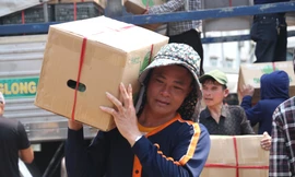 Mướt mồ hôi mưu sinh giữa nắng nóng hơn 40 độ