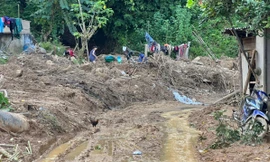 Mưa lũ tàn phá bản làng xác xơ, nhiều tuyến đường sạt lở, hàng nghìn người dân vẫn bị cô lập