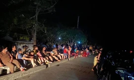 'Chảo lửa' Nghệ An lại mất điện, người dân đổ ra đường ăn cơm, hóng mát