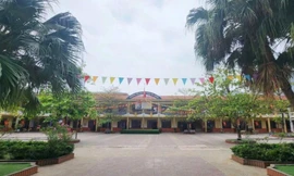 12 học sinh tiểu học ngộ độc sau khi ăn cơm nắm cạnh cổng trường