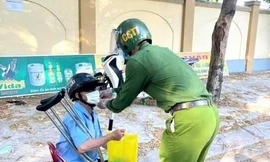 Ra viện không người đón, cụ ông tàn tật được Đại uý Công an chở về tận nhà
