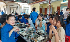 Ấm lòng những bữa cơm yêu thương tiếp sức học sinh vùng lũ