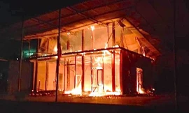 Cháy dữ dội căn nhà gỗ hai tầng vừa mới dựng, toàn bộ tài sản thành than