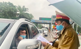  Chưa tiêm đủ 2 mũi vắc xin, người dân gặp khó khi ra vào thành phố Vinh