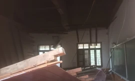 Tin mới vụ trần gỗ phòng học bất ngờ sập ở Nghệ An