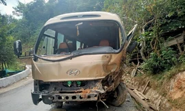 Xe chở hàng chục công nhân về quê nghỉ Tết đâm vào vách núi, nhiều người bị thương