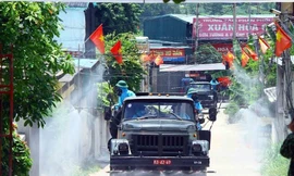 Bộ đội hóa học phun khử khuẩn chống dịch COVID-19 tại Nghệ An