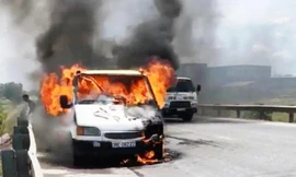 Tài xế bất lực nhìn ngọn lửa thiêu rụi xe tải trên đường