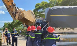 Dùng máy xúc phá cabin, đưa thi thể tài xế mắc kẹt sau tai nạn ra ngoài