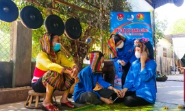 Bạn trẻ trải nghiệm văn hoá chít khăn của đồng bào dân tộc Thái