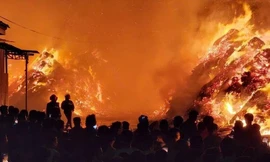 Cả trăm người ứng cứu xưởng bao bì cháy ngùn ngụt trong đêm