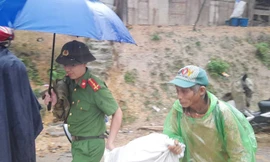Dầm mưa 'đến từng bản, rà từng hộ' vận động người dân rời vùng sạt lở 