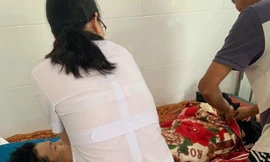 Gỡ diều mắc đường dây điện cao thế, 3 học sinh nhập viện cấp cứu