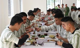 Ấm lòng bữa cơm đón Tết sớm ở trại giam