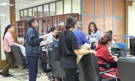 Lo điều chỉnh giá đất, người dân xếp hàng từ sáng sớm làm thủ tục đất đai