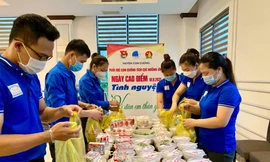 Áo xanh vào bếp nấu hàng trăm 'bát cháo yêu thương' tặng bệnh nhi nghèo