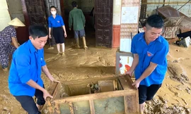 Tỉnh Đoàn Nghệ An hỗ trợ, trao quà động viên học sinh vùng tâm lũ 