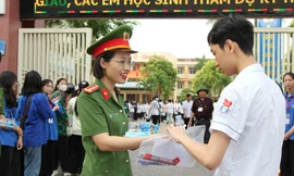 Hình ảnh đẹp chiến sĩ công an tiếp sức sĩ tử tự tin vượt vũ môn