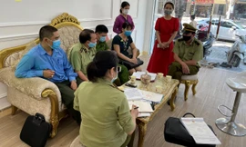 Đoàn kiểm tra lập biên bản xử phạt đối với cơ sở kinh doanh Spa Seoul. 