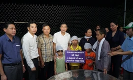 Tặng sổ tiết kiệm cho 3 học sinh có bố mẹ bị lũ cuốn tử vong 