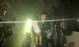 Phá cửa cuốn, giải cứu 4 người mắc kẹt trong căn nhà bốc cháy