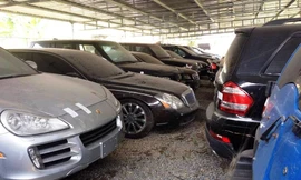 Dàn xe siêu sang trăm tỷ nằm phủ bụi