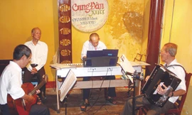 Ban nhạc U90 giữa phố Hội