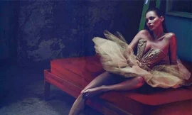 Kate Moss khoe vòng 1 nảy nở trên Vogue