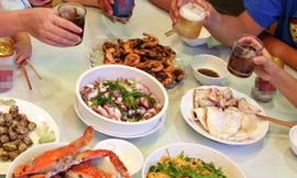 Vui tết không bị... mệt