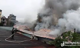 Cháy rụi kho hàng tết sau chợ Vinh