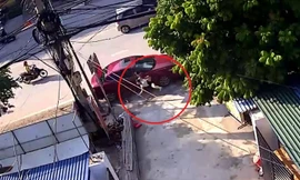  Nữ chủ nhà đang quét rác trên vỉa hè bất ngờ bị ôtô tông bay