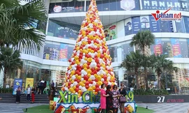 2.000 chiếc nón lá tạo thành cây thông Noel cao hàng chục mét ở Hà Nội